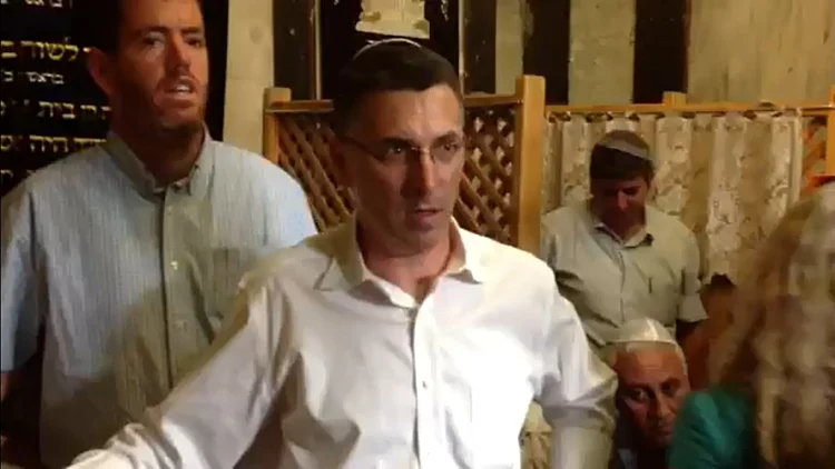 שר החינוך גדעון סער בחברון