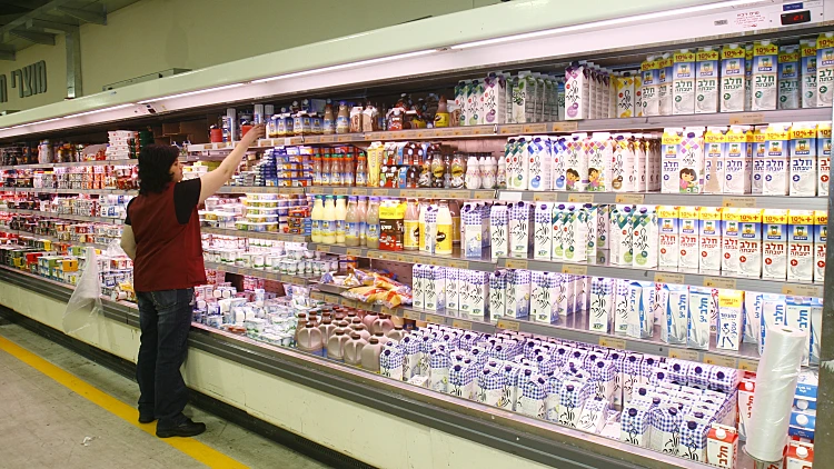 מקרר מוצרי חלב בשופרסל דיל ברמת גן:חלב בקרטון תנובה, חלב בקרטון יוטבתה,חלב בקרטון טרה, שוקו טרה, שוקו שוק, שוקו טרה בטעם בננה, שוקו שוק בטעם בננה, שוקו יוטבתה, שוקו יוטבתה בטעם בננה.וסדרנית בסופר