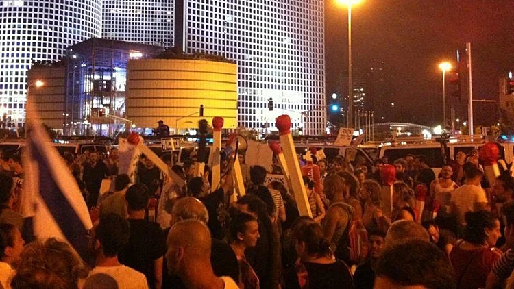 מפגינים בתל אביב