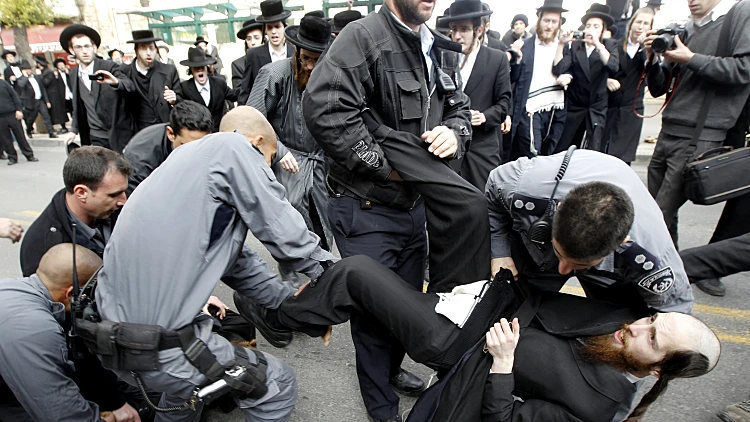 הפגנות חרדים בשכונת מאה שערים בעקבות מעצר שישה מבכירי העדה בחשד להלבנת הון