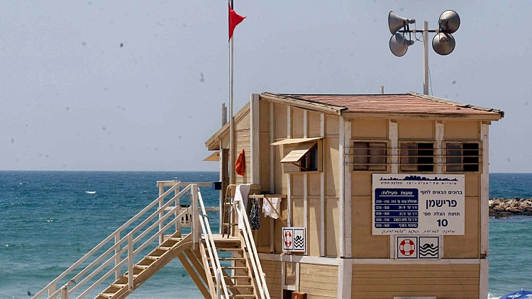 מציל בחוף תל אביב