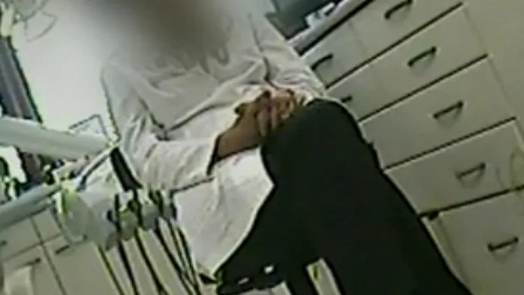 רופאת שיניים שמזריקה בוטוקס במצלמה נסתרת