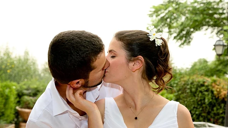 חתן וכלה מתנשקים