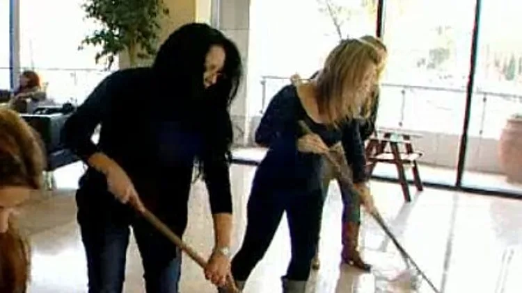 נשים מנקות. פינת הבירוקרטיה