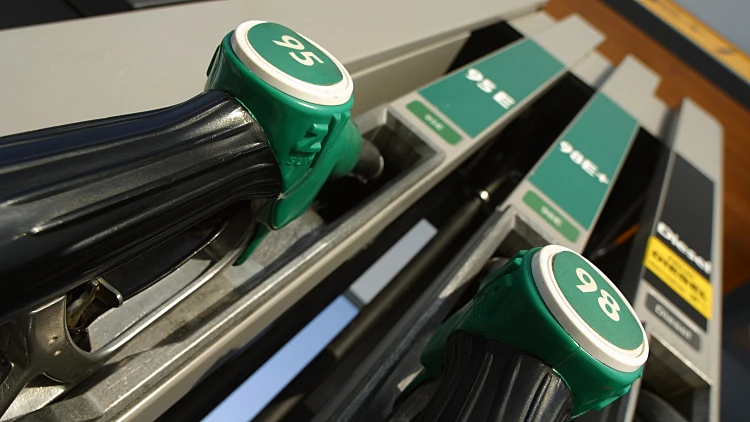 הדלק מזנק והבהלה לחד-פעמי: גל עליית מחירים מיום שני