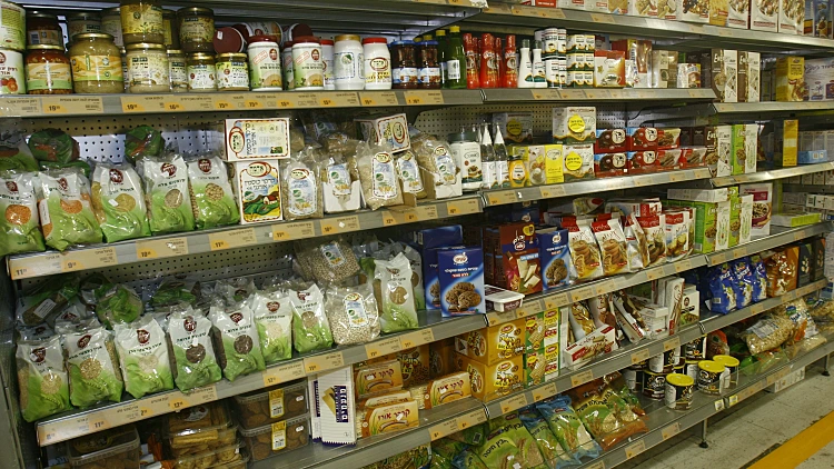 מדף מוצרים ללא סוכר ומוצרים אורגנים:עוגיות של קוקימן ללא סוכר,קרקר אורז, ופלים אסם ללא סוכר, מוצרי הרדוף אורגני בשופרסל דיל ברמת גן