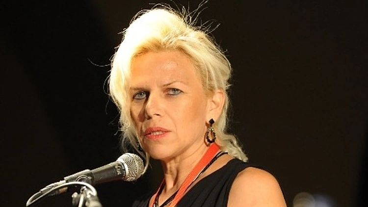 אורלי אינס, המתלוננת נגד אורי בר לב