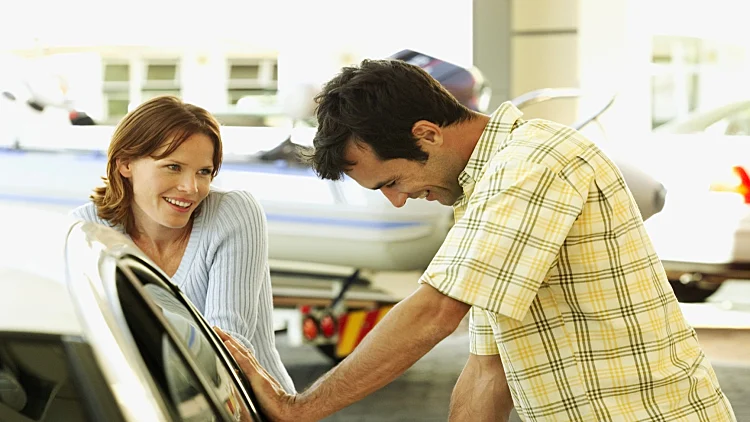 גבר ואישה בתחנת דלק