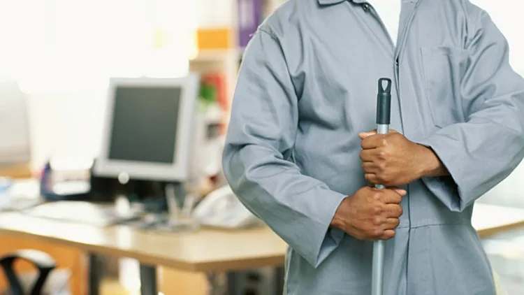 מחצית מהצעירים המועסקים בישראל - חסרי השכלה על תיכונית