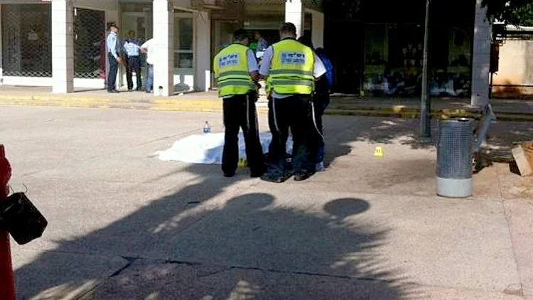 זירת השוד בהוד השרון - בעל חנות תכשיטים נורה למוות