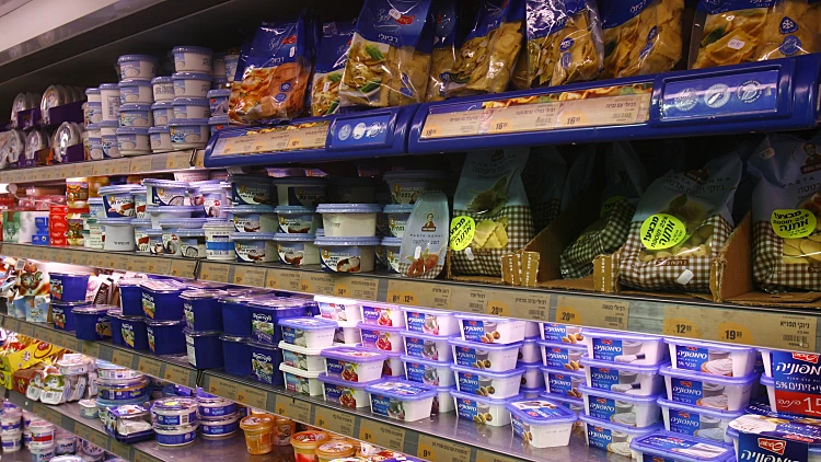 מקרר מוצרי חלב בסופר שופרסל דיל ברמת גן:גבינות שטראוס,רביולי של שטראוס