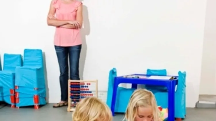 ילדים משחקים על ריצפת הגן