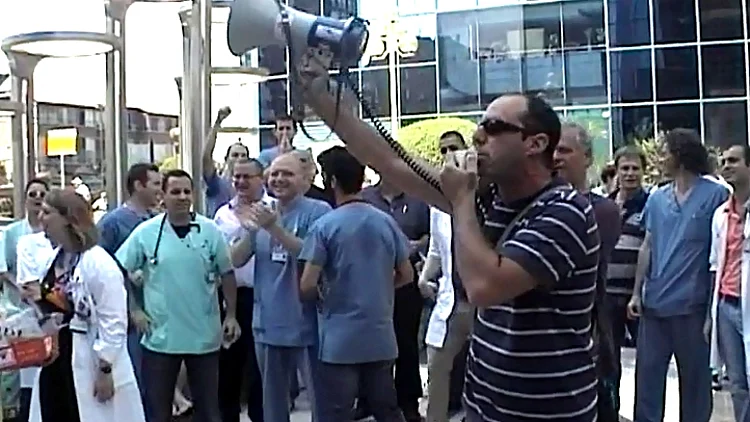 הפגנת רופאים מול ההסתדרות הרפואית ברמת גן