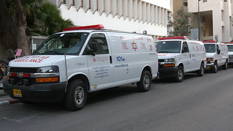 שלושה אמבולנסים  עומדים ומחכים למשהו