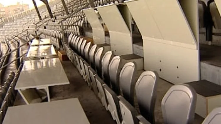 מושבים ריקים באצטדיון כדורגל