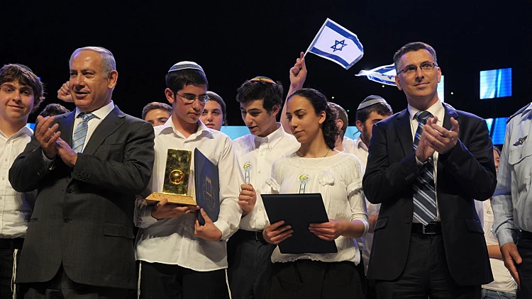 גדעון סער ובנימין נתניהו וזוכי חידון התנ"ך