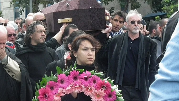 ההכנות לטקס ההלוויה של הבמאי ג'וליאנו מר בחיפה