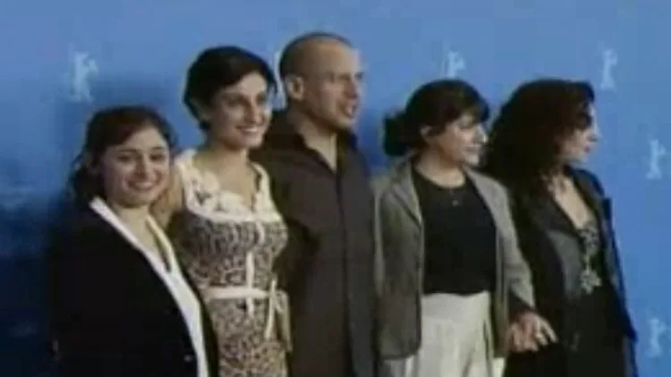 יונתן סגל במאי הסרט אודם עם השחקניות נטלי עטיה וקלרה חורי בפסטיבל ברליןבהקרנת הבכורה