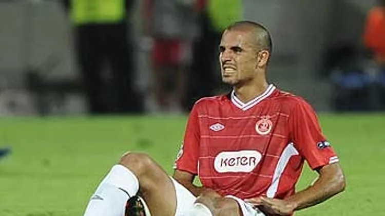 דגלאס דה סילבה סובל מכאבים על הדשא