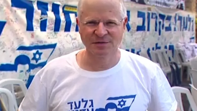 נועם שליט באוהל המחאה מול בית ראש הממשלה