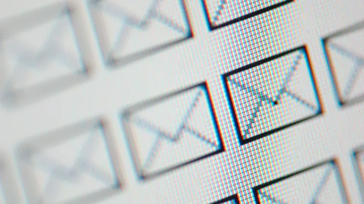 מסך ועליו הרבה אייקונים של מעטפות אימייל