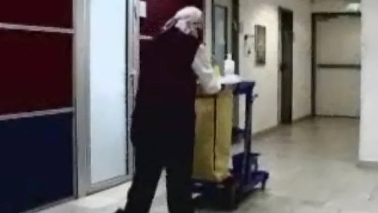 עובדת חברת ניקיון. אילוסטרציה