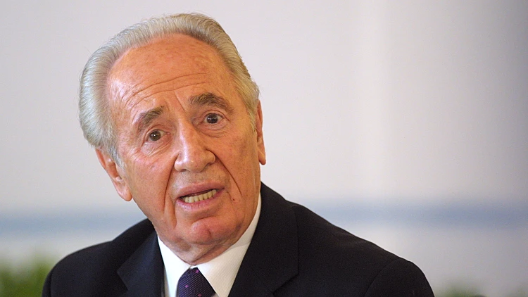 גדעון לוי: "היו נשים שלא היו מוכנות להישאר עם פרס לבד בחדר"