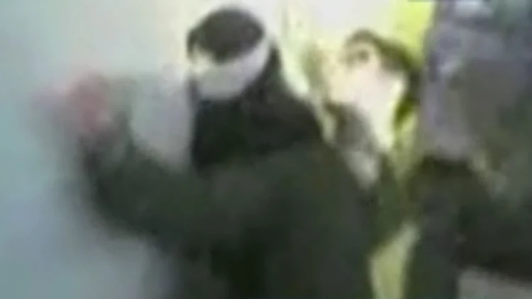 סרטון של חייל צה"ל רוקד ליד פלסטינית כפותה