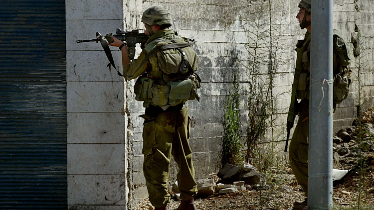 חייל מכוון נשק