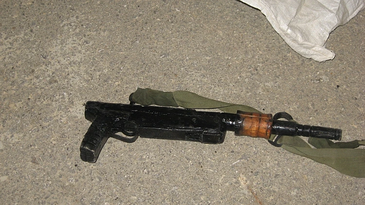 נשק מאולתר שנתפס מוסלק ברכבה של אזרחית ישראלית במעבר הבקעה על ידי מאבטחי משרד הביטחון. התמונה באדיבות משרד הביטחון.