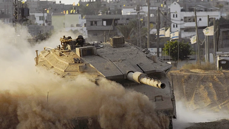 טנק צה"לי נוסע ליד מחסום קרני