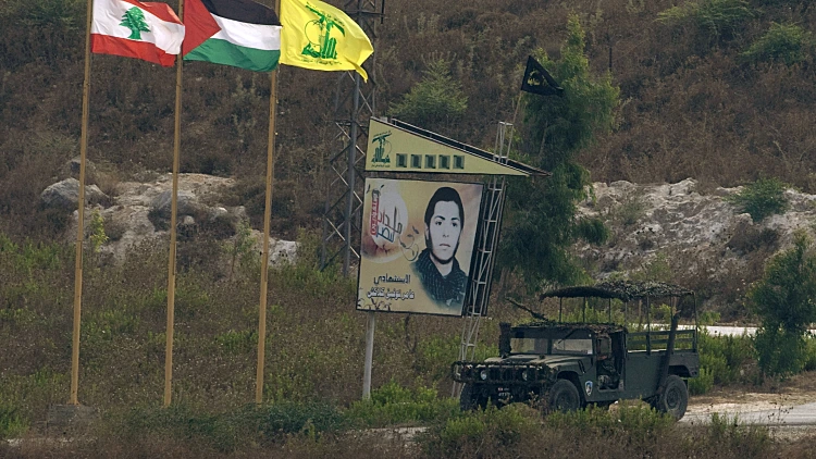 דגלי חיזבאללה,פלסטין  ולבנון ליד גבול לבנון
