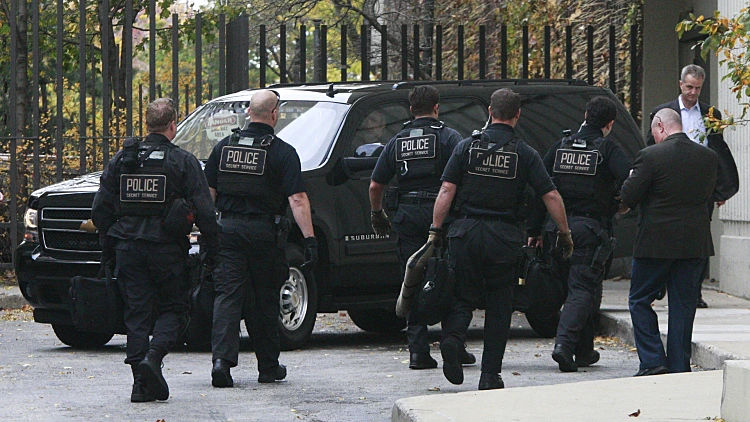 סוכנים חשאיים בארה"ב נכנסים לבניין שבו נמצא אובמה ב-2008