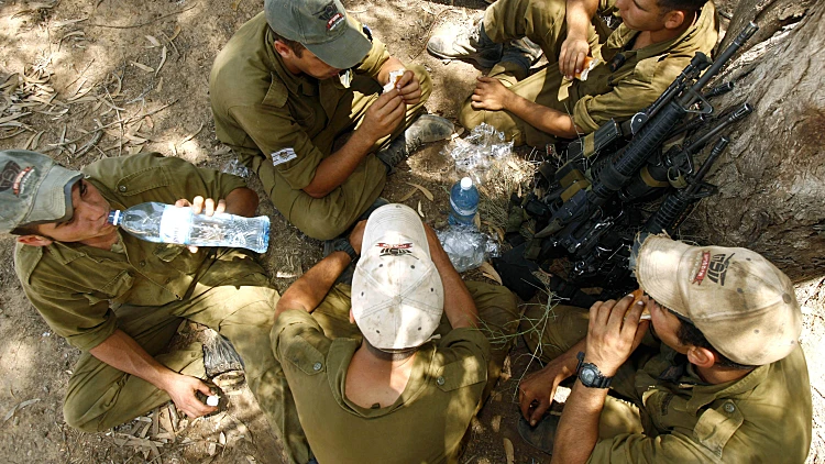 חיילים אוכלים