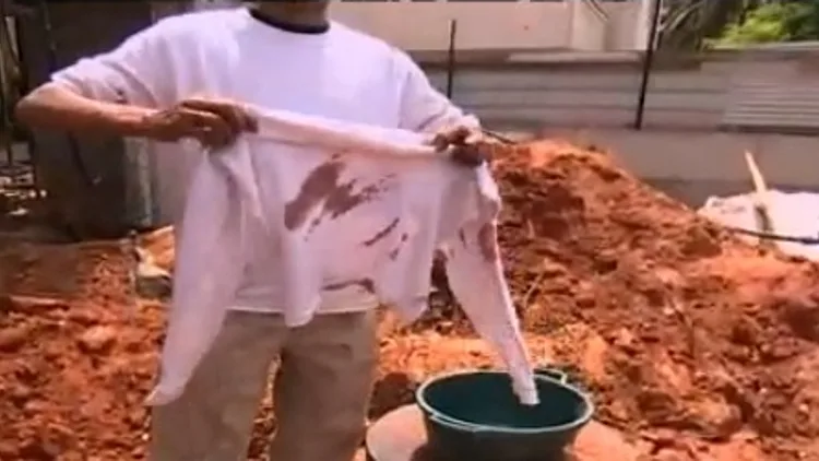 חולצתו של עובד ההעירייה הערבי שנדקר בהרצליה