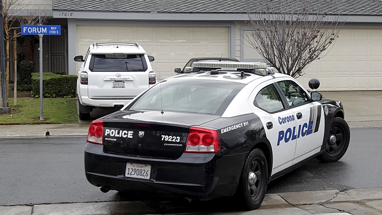 ניידת משטרה מחוץ לבית בארצות הברית