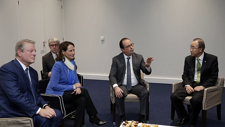 נשיא צרפת פרנסואה הולנד ומזכ"ל האו"ם באן קי-מון בוועידת האקלים בפריז