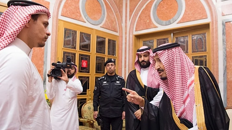 מלך סעודיה נפגש עם משפחת העיתונאי; דיווח: אותרו חלקי גופתו | חדשות 13
