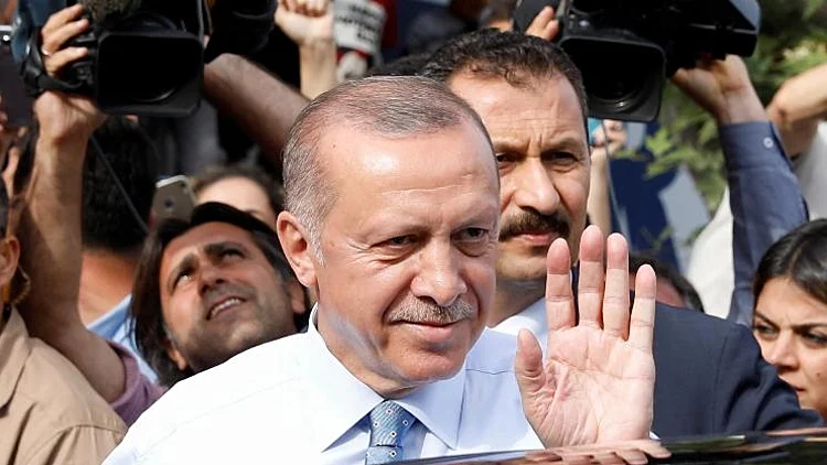 הכלכלה הטורקית בסכנת התמוטטות, באיראן ינסו להרגיע את הרחוב | חדשות 13