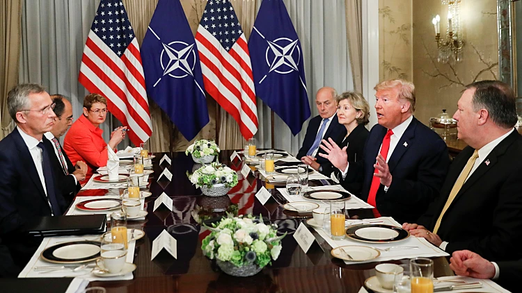 טראמפ וסטולטנברג בפתח פסגת נאט"ו, בריסל