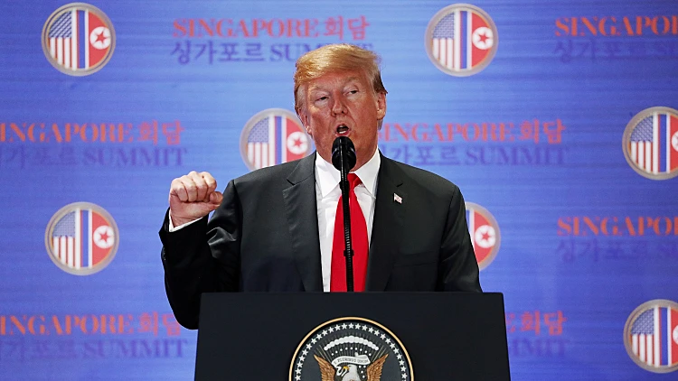 נשיא ארה"ב דונלד טראמפ מדבר במהלך מסיבת עיתונאים לאחר פגישתו עם מנהיג צפון קוריאה