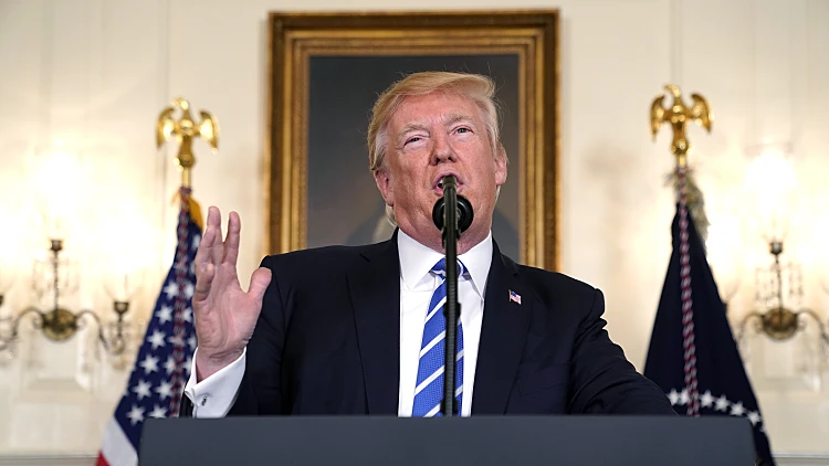 טראמפ שומר על עמימות: האם ישיב מחר את הסנקציות על איראן?