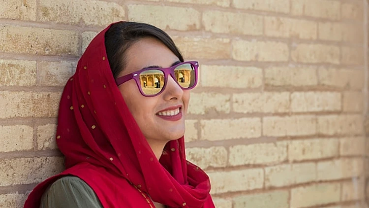אישה חובשת חיג'אב באיראן