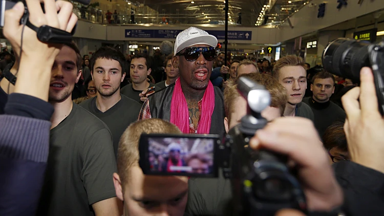 דניס רודמן בשדה תעופה בסין