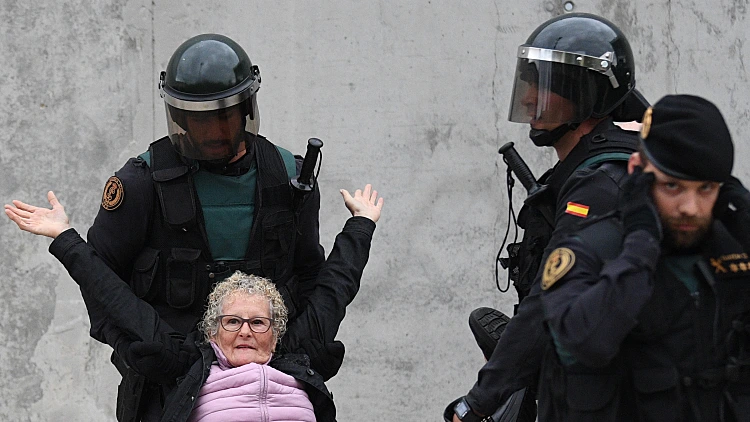 עימותים בין משטרת ספרד למצביעים בקטלוניה