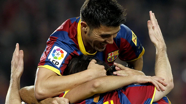 שחקני ברצלונה מחבקים את ליאו מסי