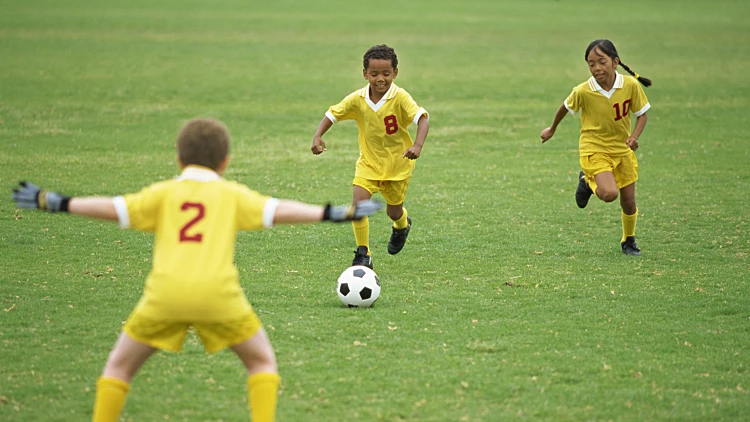 ילדים משחקים כדורגל