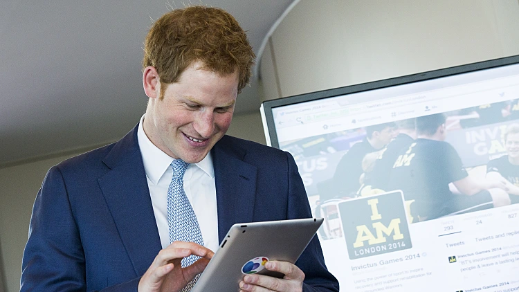 הנסיך הארי משגר ציוץ ראשון