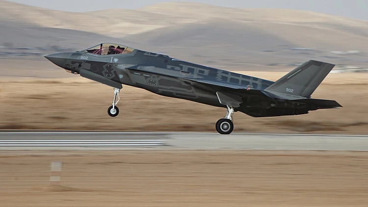 מטוסי "אדיר" F-35 בטיסתם הראשונה בשמי ישראל