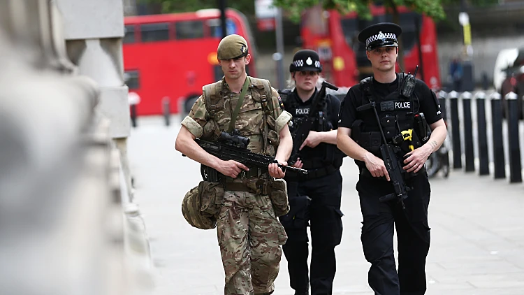 הפיגוע במנצ'סטר: מצוד משטרתי אחר מייצרי פצצות שעזרו למחבל | חדשות 13